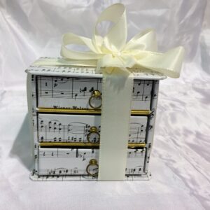 Kommode gefüllt mit Mini-Pralinen (150 Gramm)