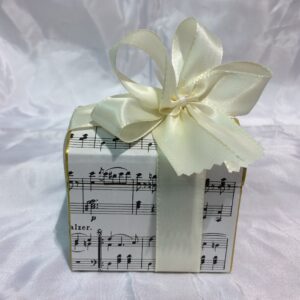 Reisekoffer gefüllt mit Mini-Pralinen (100 Gramm)