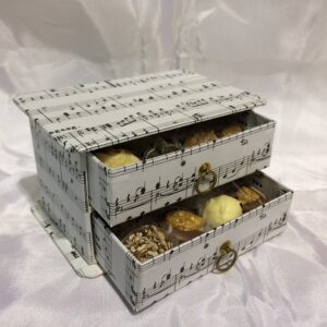 Kommode gefüllt mit Mini-Pralinen (100 Gramm)