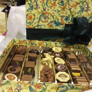 Handgemachter Hauskonfekt in einer Geschenkbox